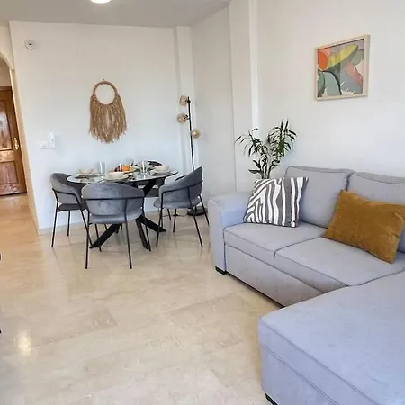 Hermoso De 2 Dormitorios, Gran Terraza, Vistas Al Mar Y Cerca De La Playa 