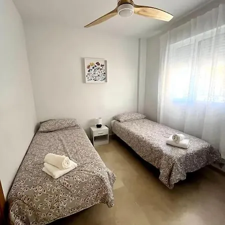 Hermoso De 2 Dormitorios, Gran Terraza, Vistas Al Mar Y Cerca De La Playa 